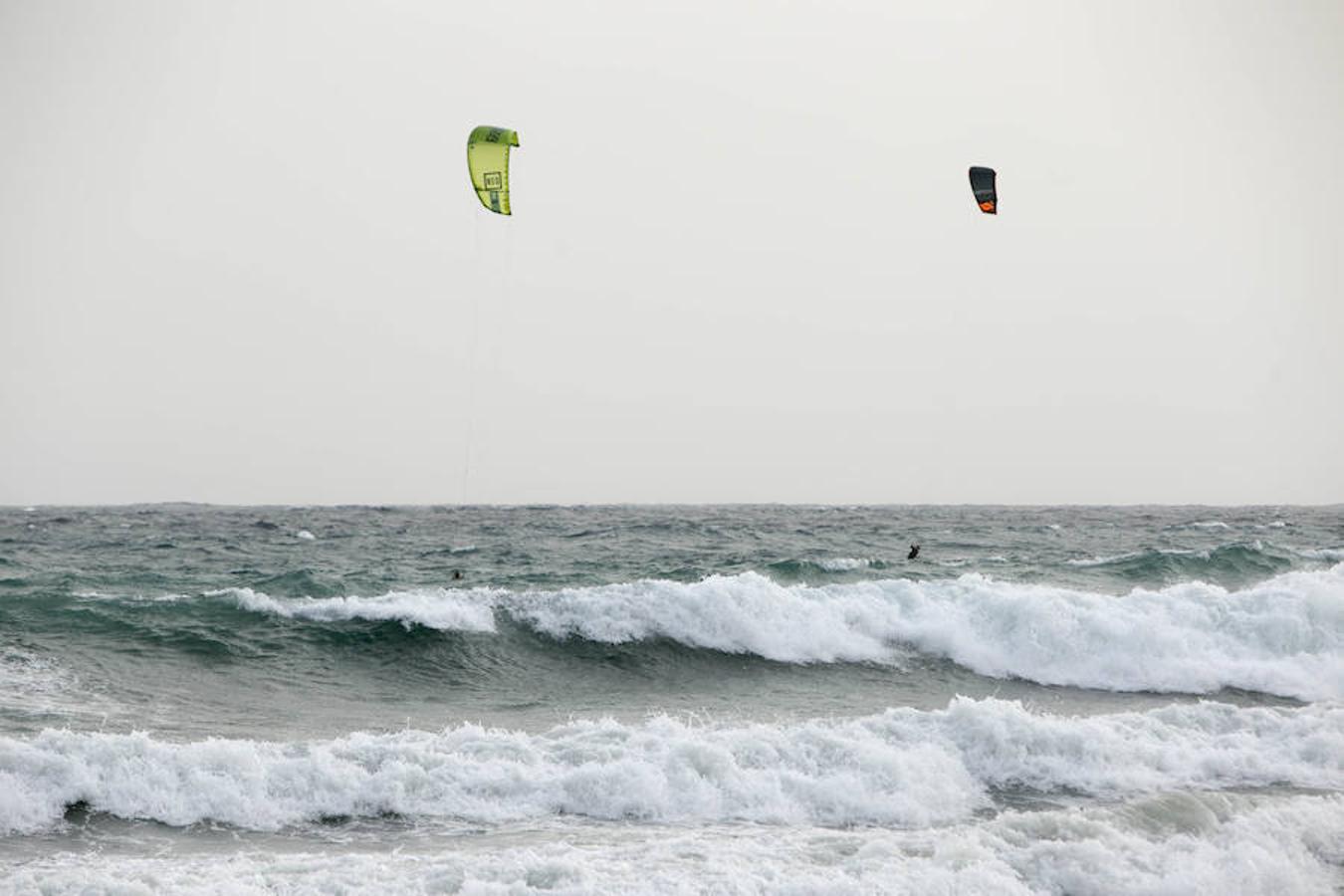 El agua &#039;devora&#039; playa Poniente