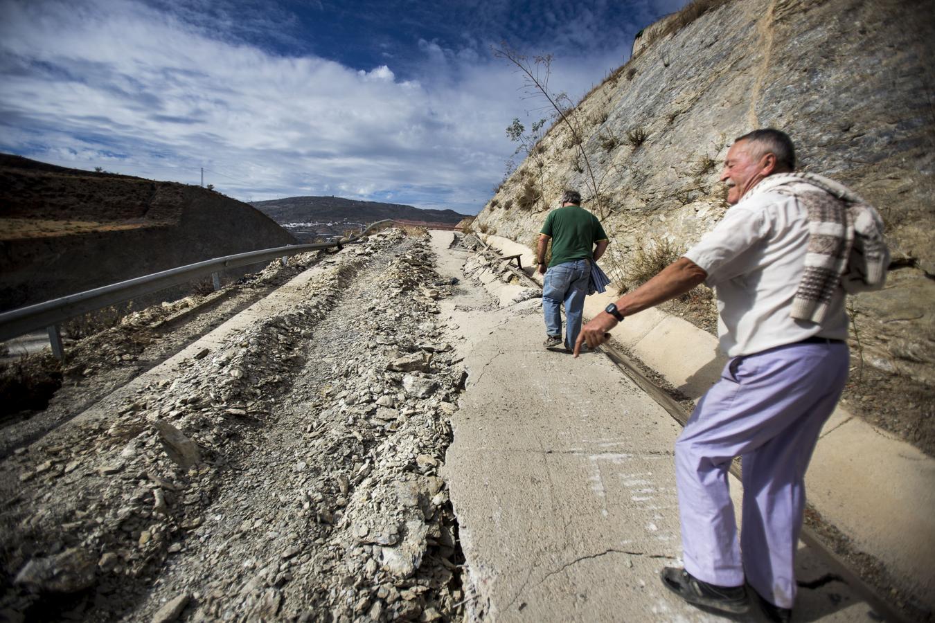 Un deslizamiento de tierra. El terreno cedió en la zona de El Espinar e impedía a los agricultores acceder a sus fincas.