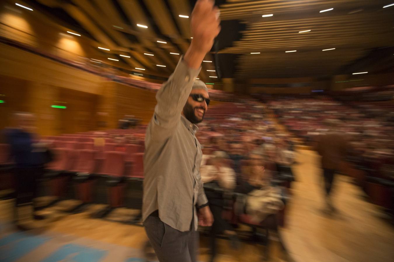 Entre el aplauso general