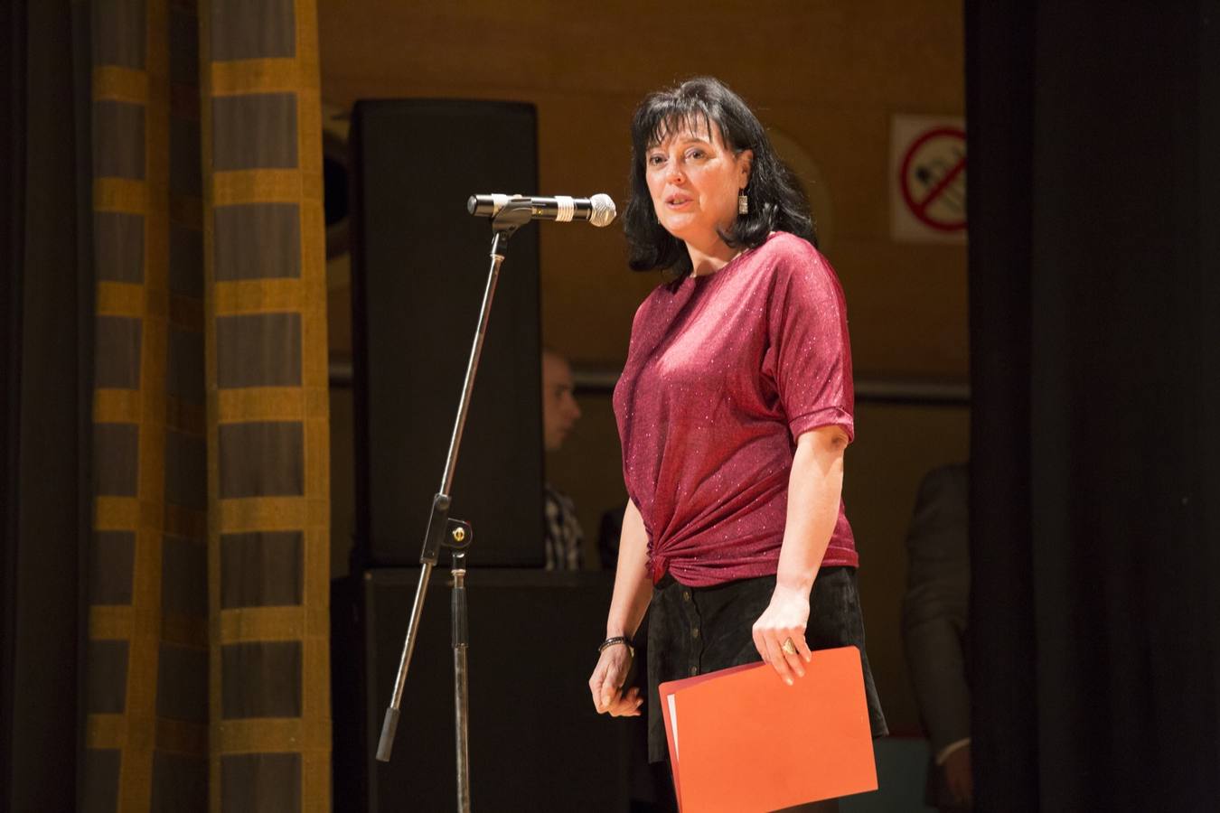 Entre el aplauso general