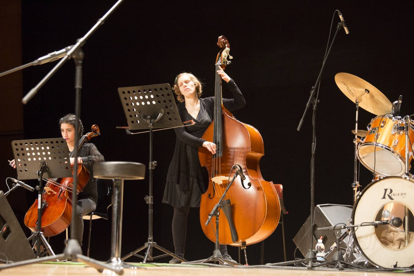 Entre el aplauso general