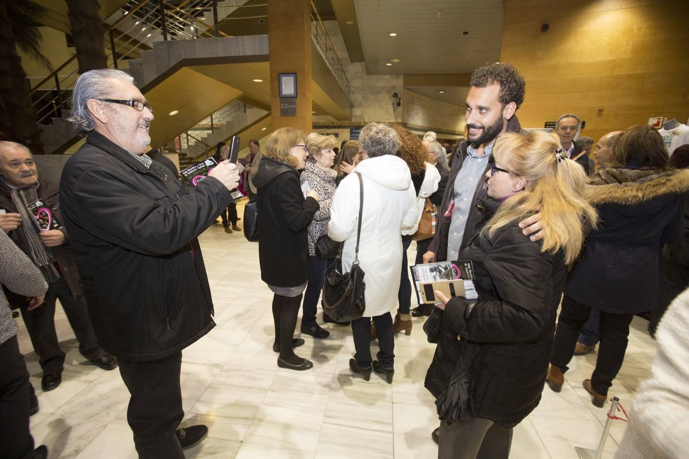 Entre el aplauso general