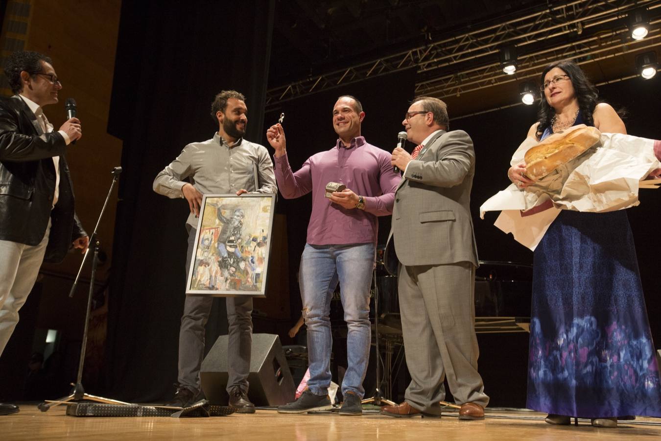 Entre el aplauso general