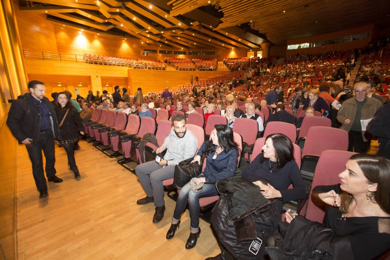 Entre el aplauso general