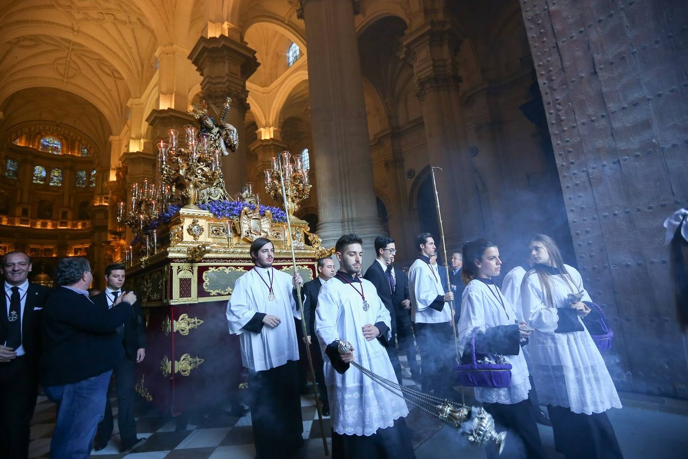 La cofradía del Vía Crucis salió a la calle… y así que pasen cien años más