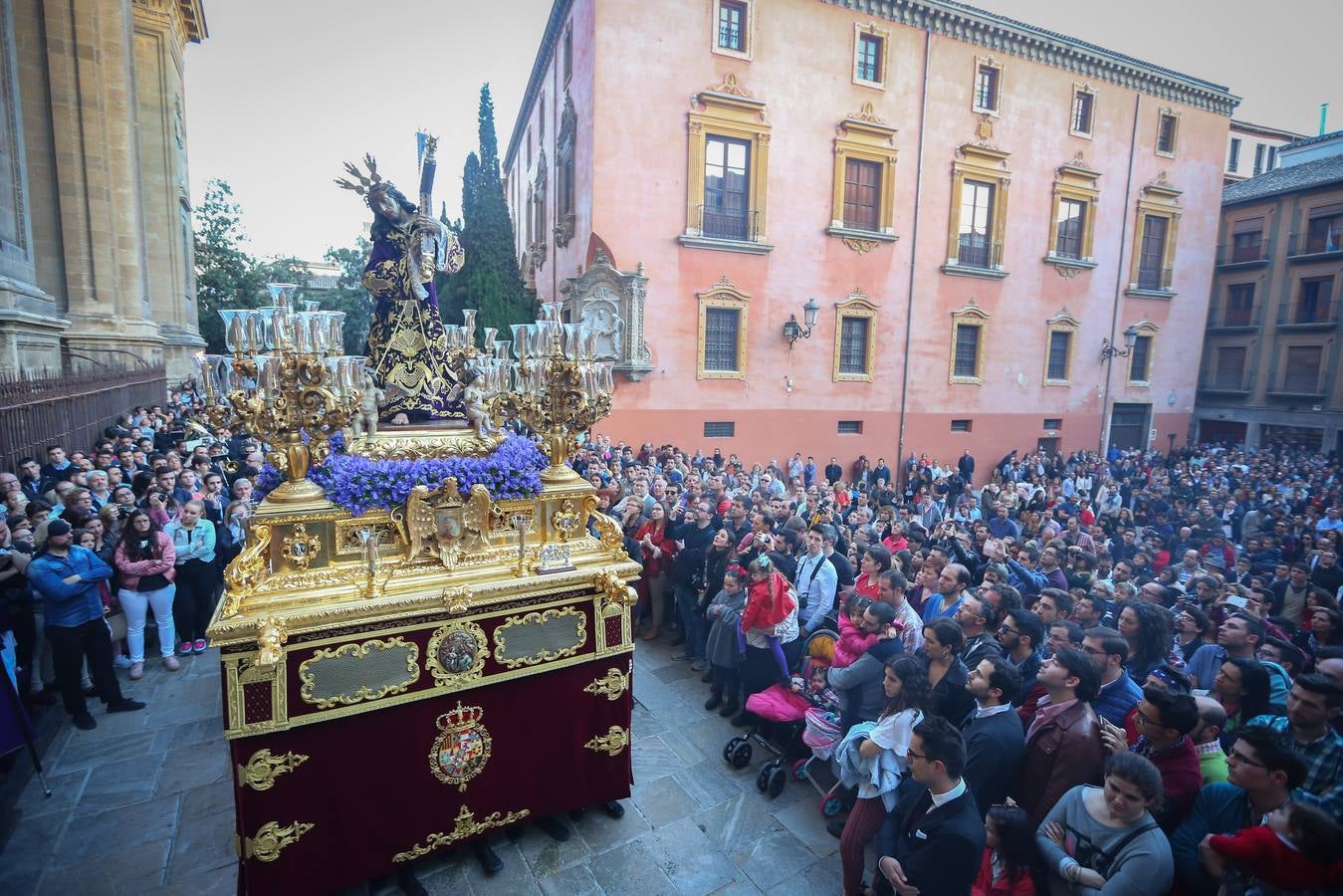 La cofradía del Vía Crucis salió a la calle… y así que pasen cien años más