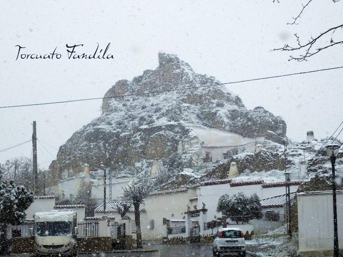 La comarca de Guadix queda cubierta de nieve