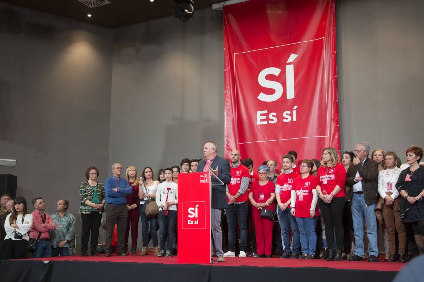 Baño de masas de Pedro Sánchez en Granada