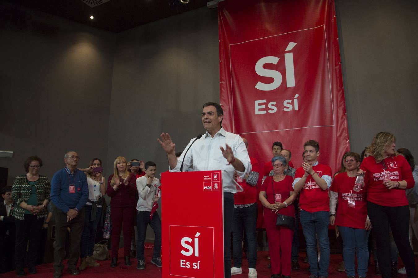 Baño de masas de Pedro Sánchez en Granada