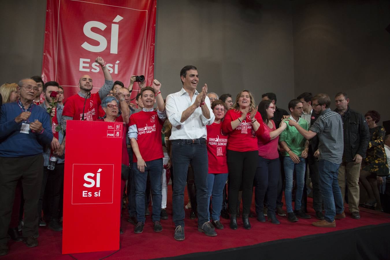 Baño de masas de Pedro Sánchez en Granada