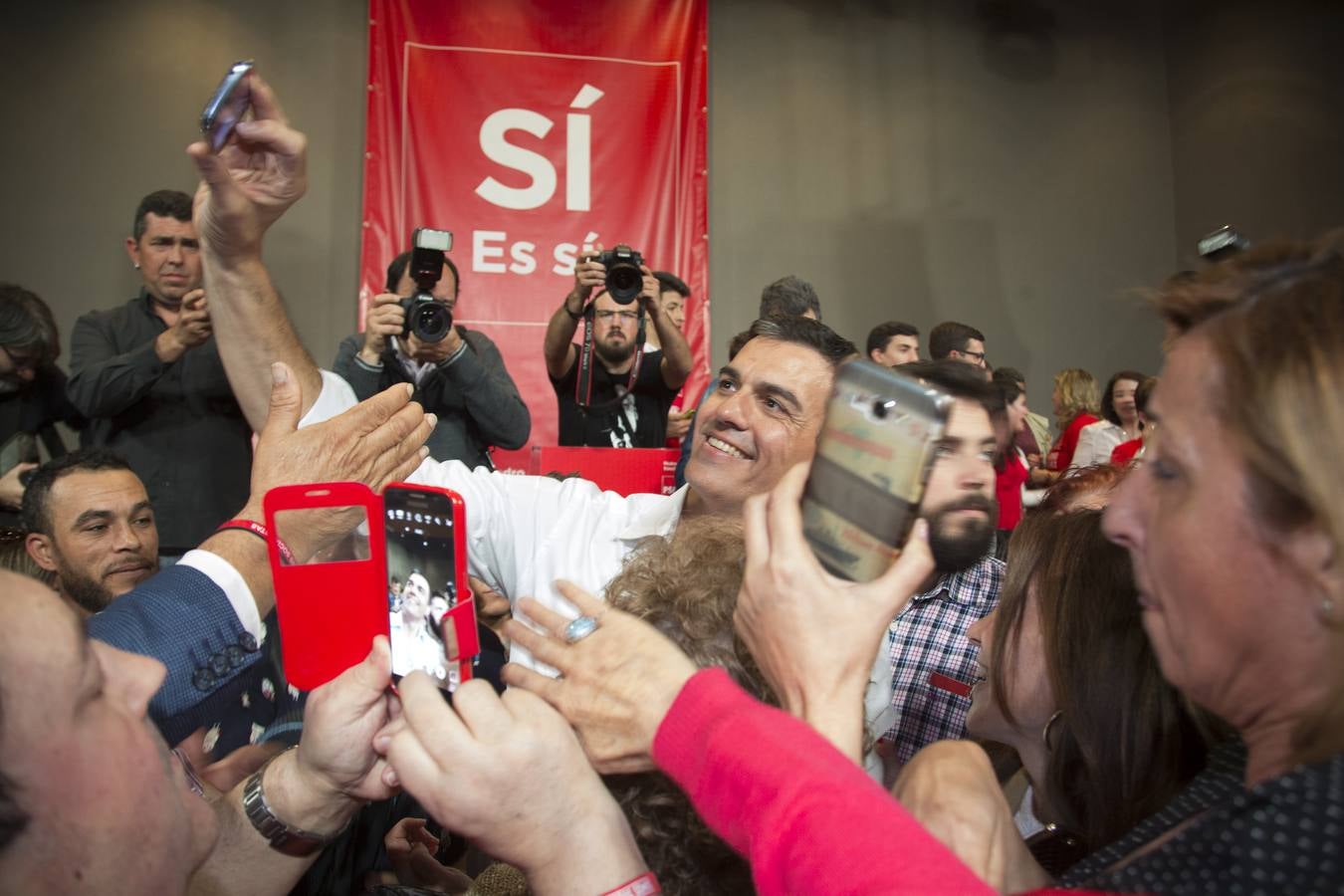 Baño de masas de Pedro Sánchez en Granada