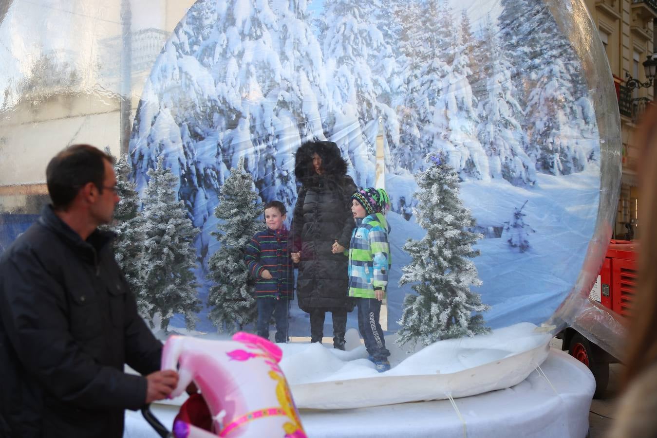 Calles abarrotadas de gente y cultura con Granada Experience y la Noche en Blanco