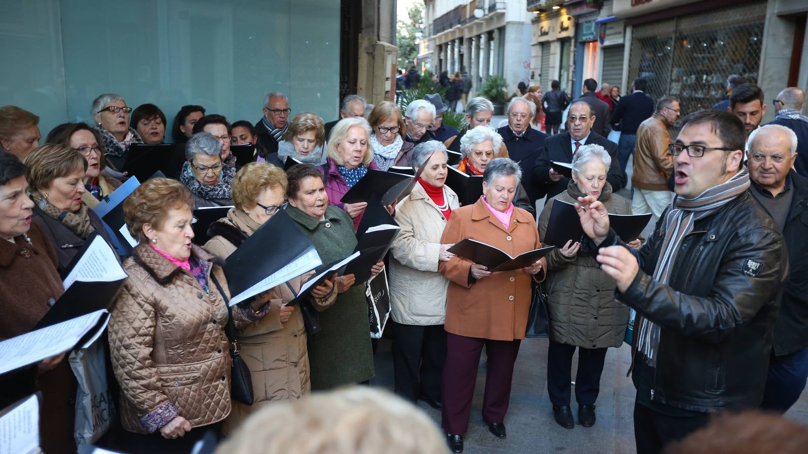 Calles abarrotadas de gente y cultura con Granada Experience y la Noche en Blanco
