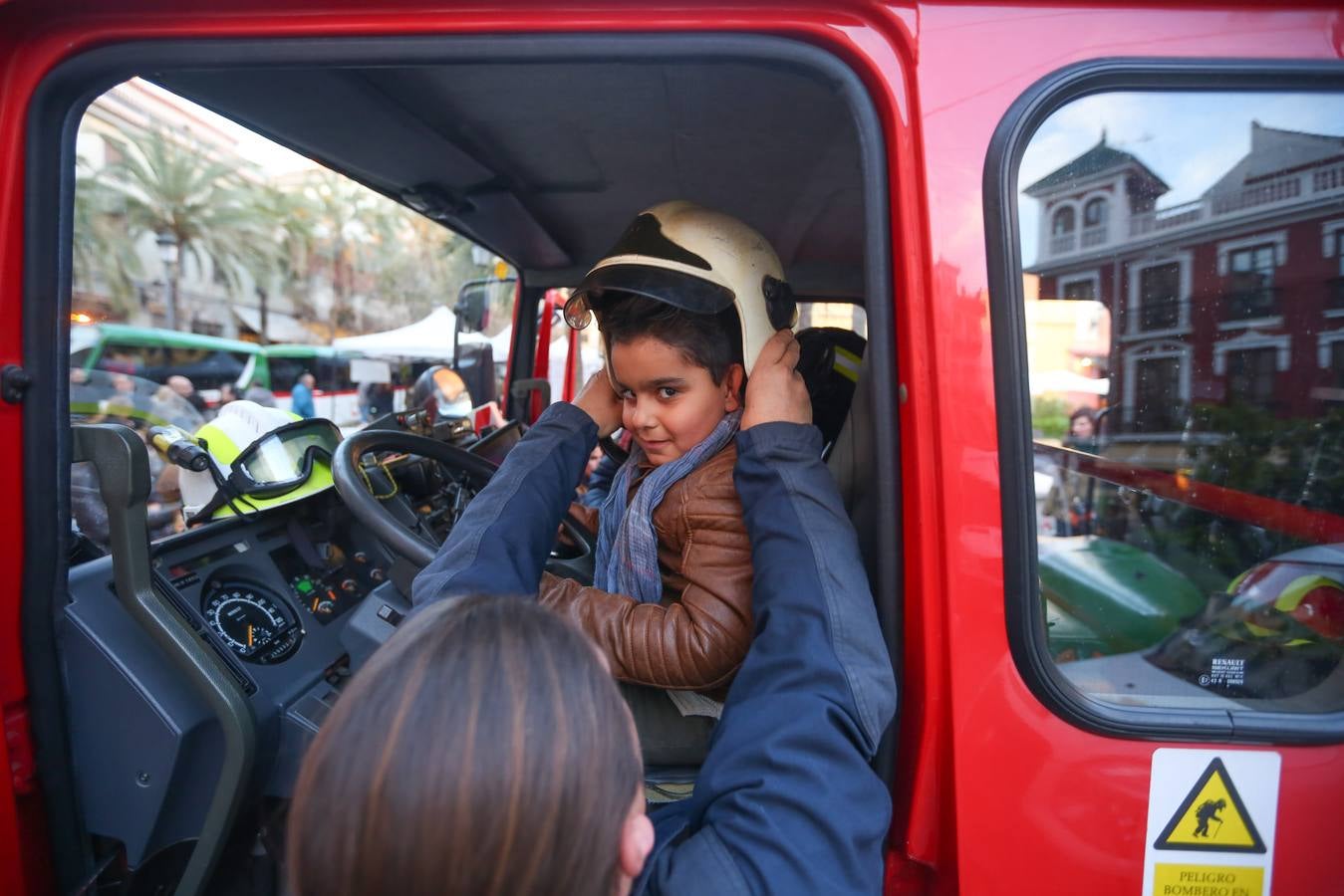 Calles abarrotadas de gente y cultura con Granada Experience y la Noche en Blanco