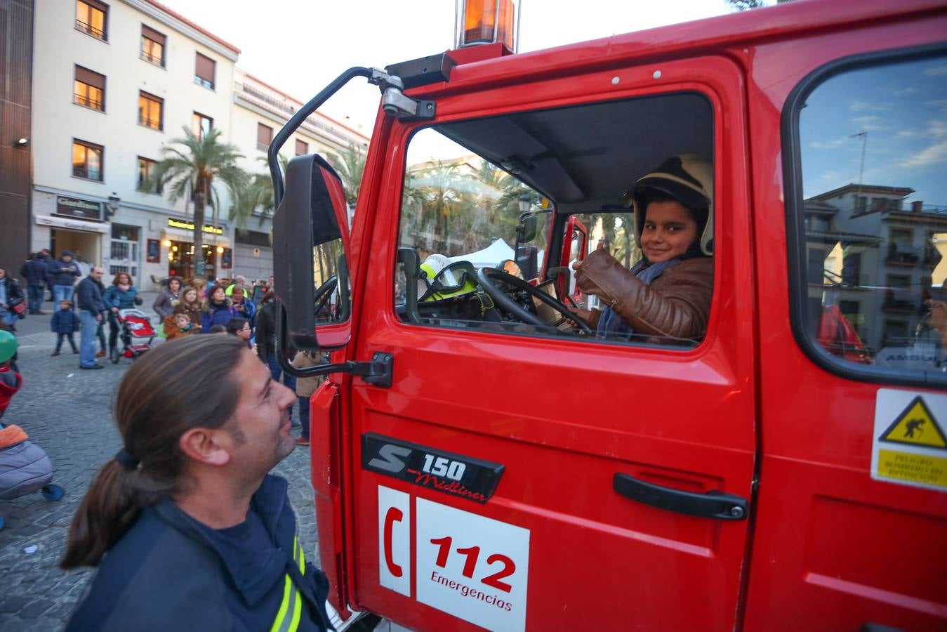 Calles abarrotadas de gente y cultura con Granada Experience y la Noche en Blanco