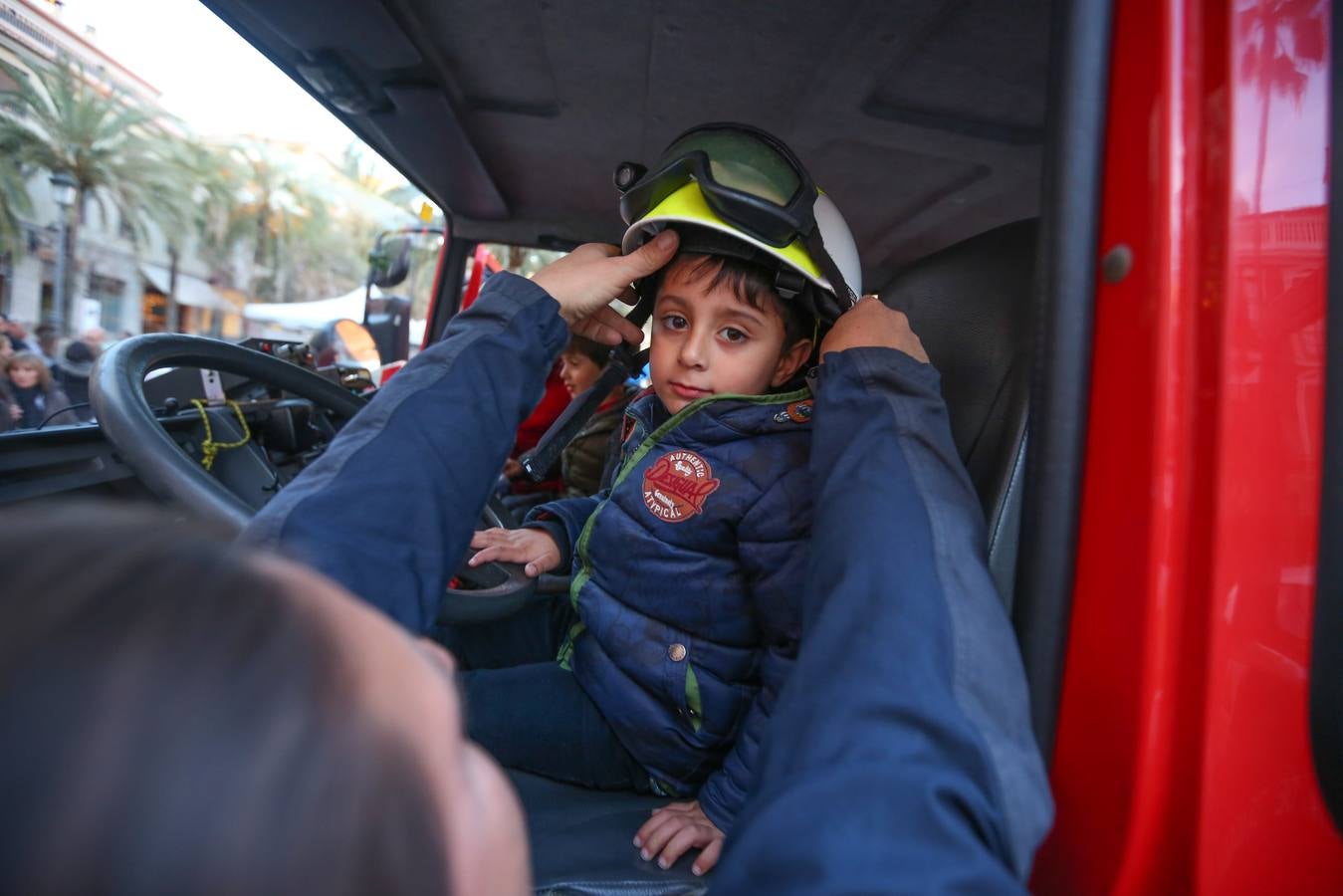 Calles abarrotadas de gente y cultura con Granada Experience y la Noche en Blanco