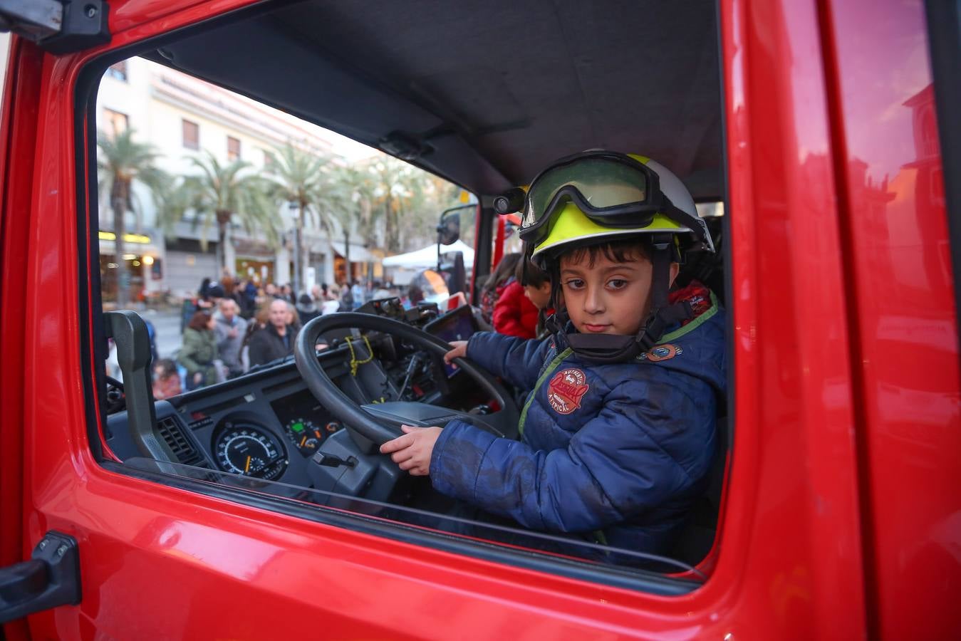 Calles abarrotadas de gente y cultura con Granada Experience y la Noche en Blanco