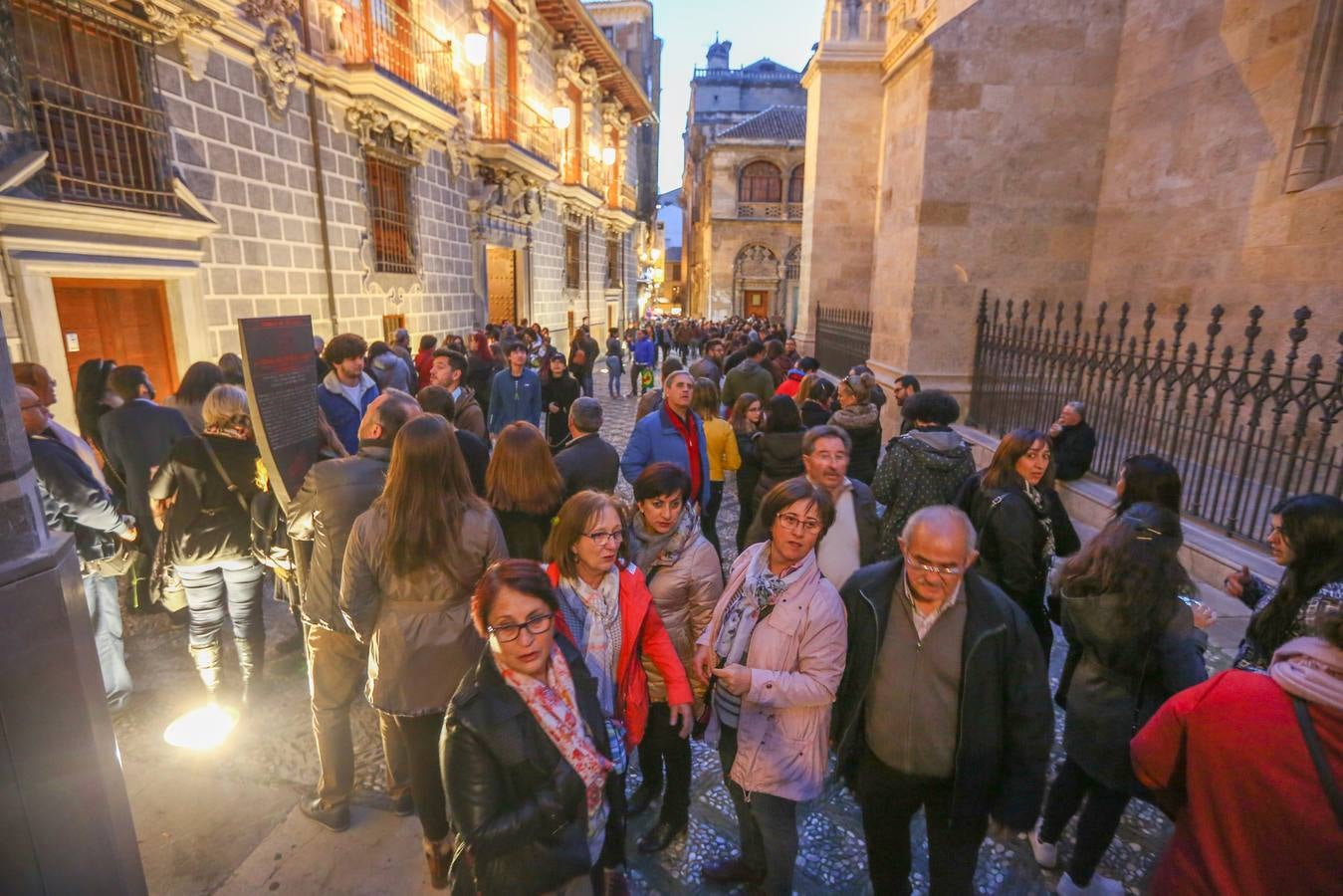 Calles abarrotadas de gente y cultura con Granada Experience y la Noche en Blanco