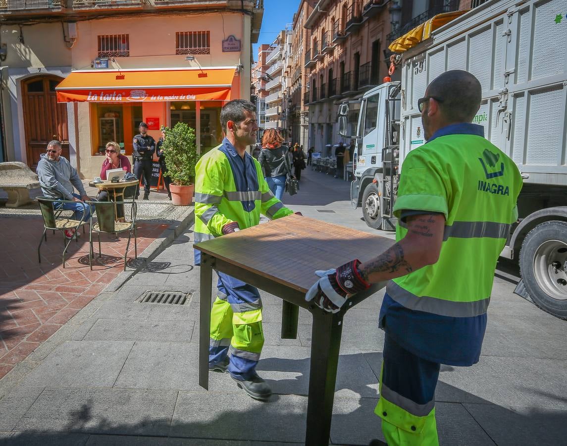 La policía local retira 23 mesas &#039;extra&#039; de dos terrazas en el centro