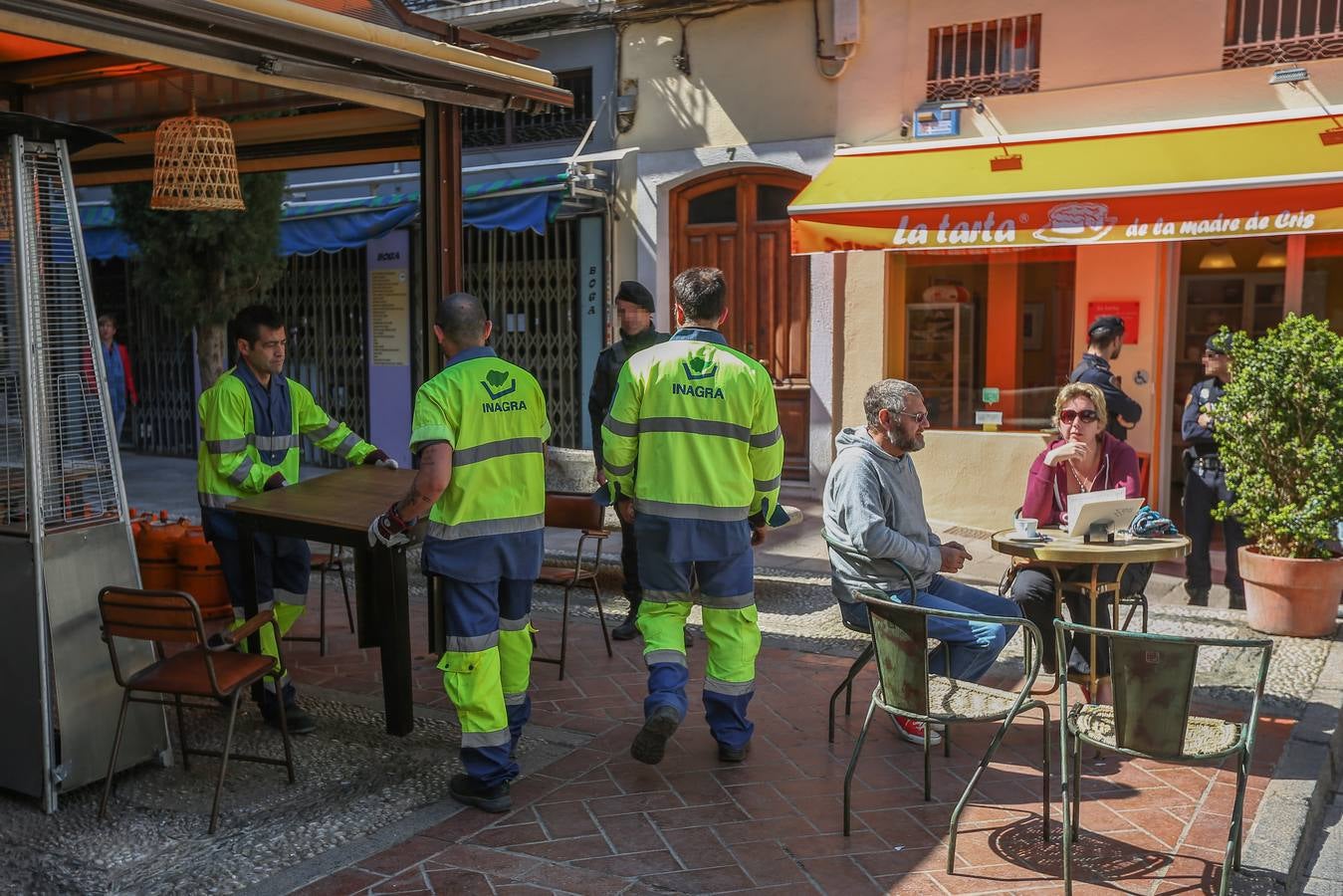 La policía local retira 23 mesas &#039;extra&#039; de dos terrazas en el centro