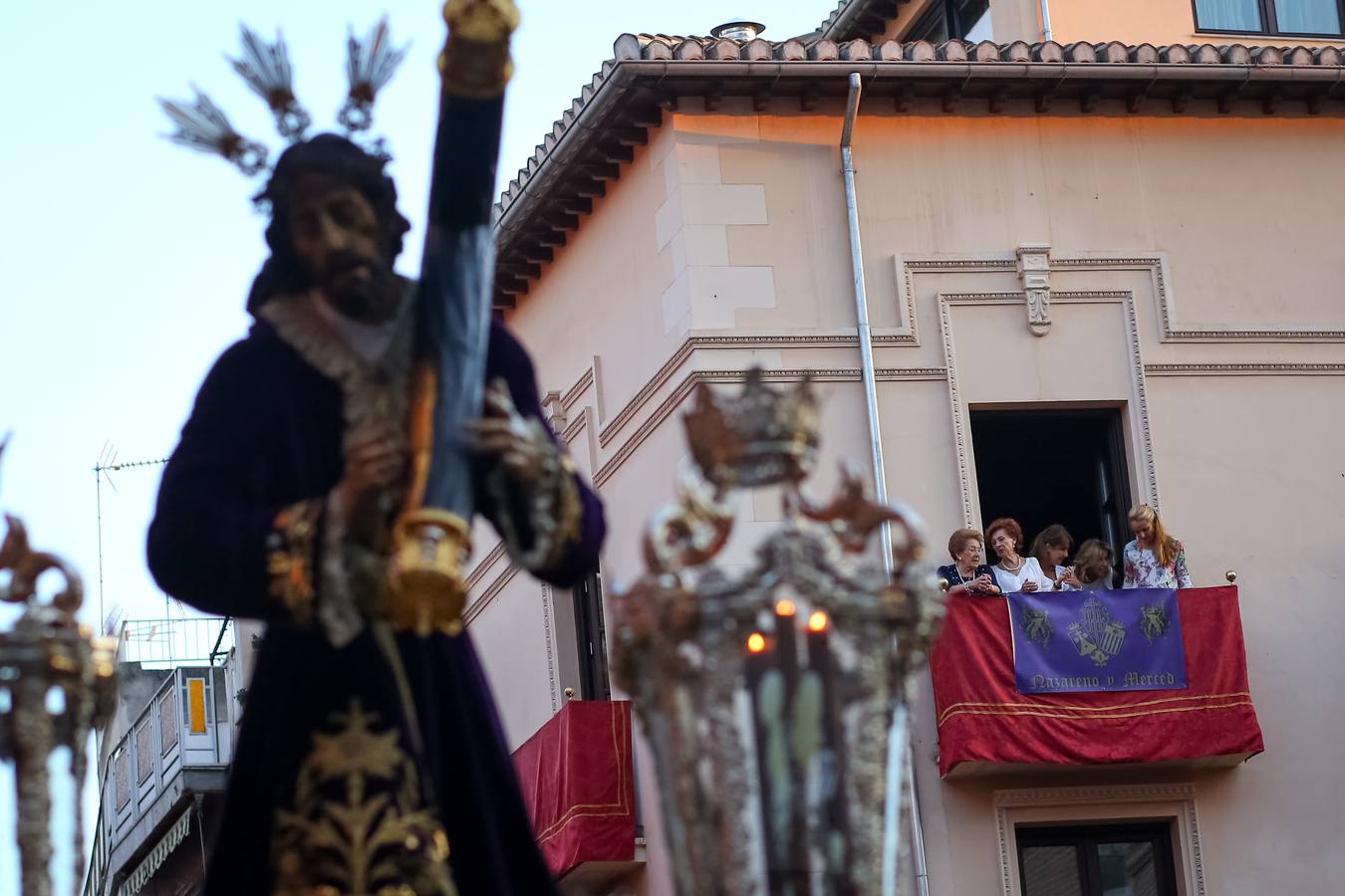 Con la cruz a cuestas por el barrio del Realejo