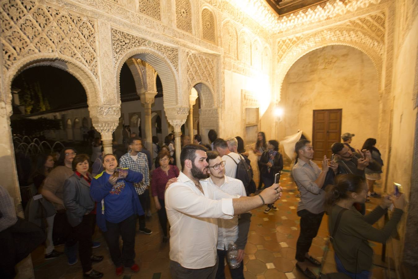 Las colas adornan el Día de los Monumentos