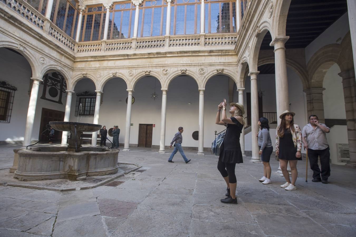 Las colas adornan el Día de los Monumentos