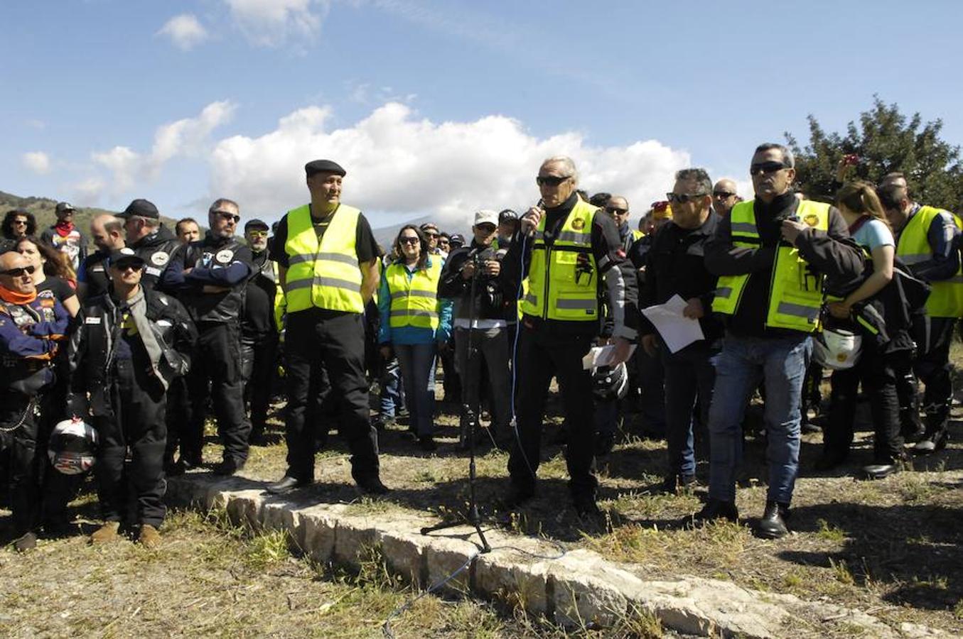 Medio millar de moteros homenajean a los compañeros que perdieron la vida en la carretera