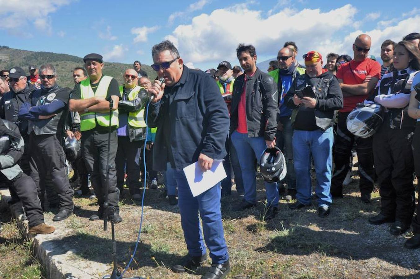 Medio millar de moteros homenajean a los compañeros que perdieron la vida en la carretera