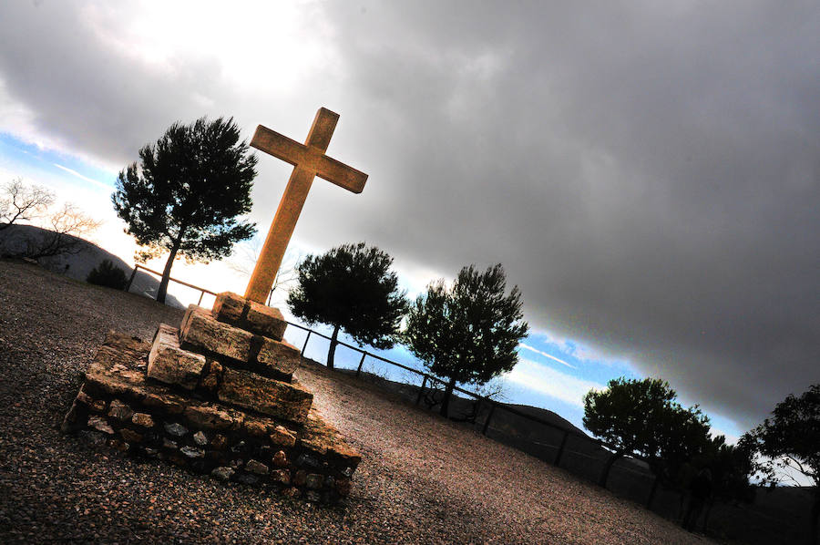 Junto a la localidad de Sorvilán, en la Contraviesa, una cruz se alza en un impresionante mirador sobre el mar de Alborán.