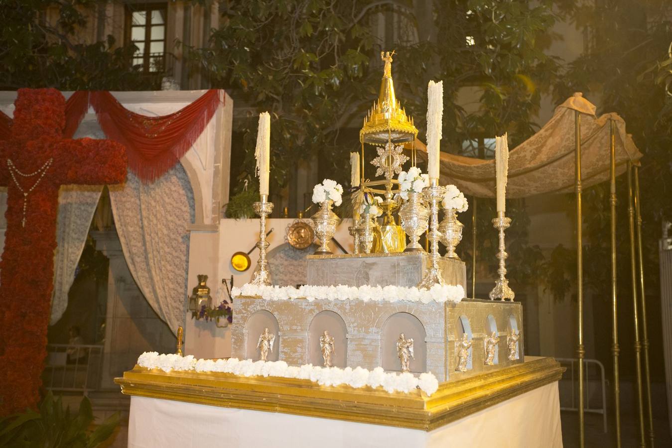 Tercer premio de calles y plazas para la Hermandad del Rosario (plaza Alonso Cano)