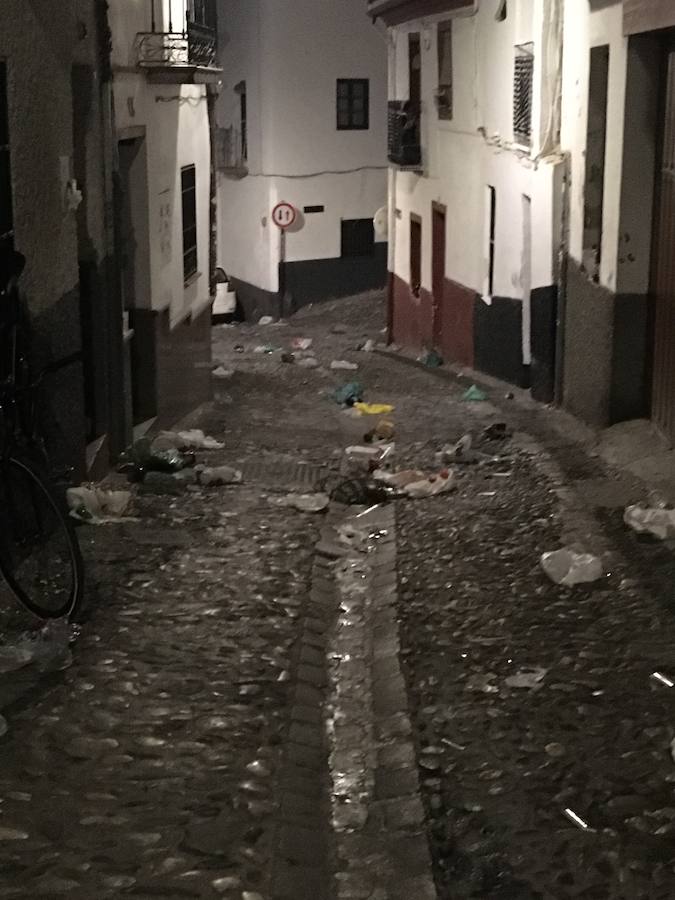 Numerosos grupos de jóvenes siguen en las Cruces al límite del &#039;toque de queda&#039;