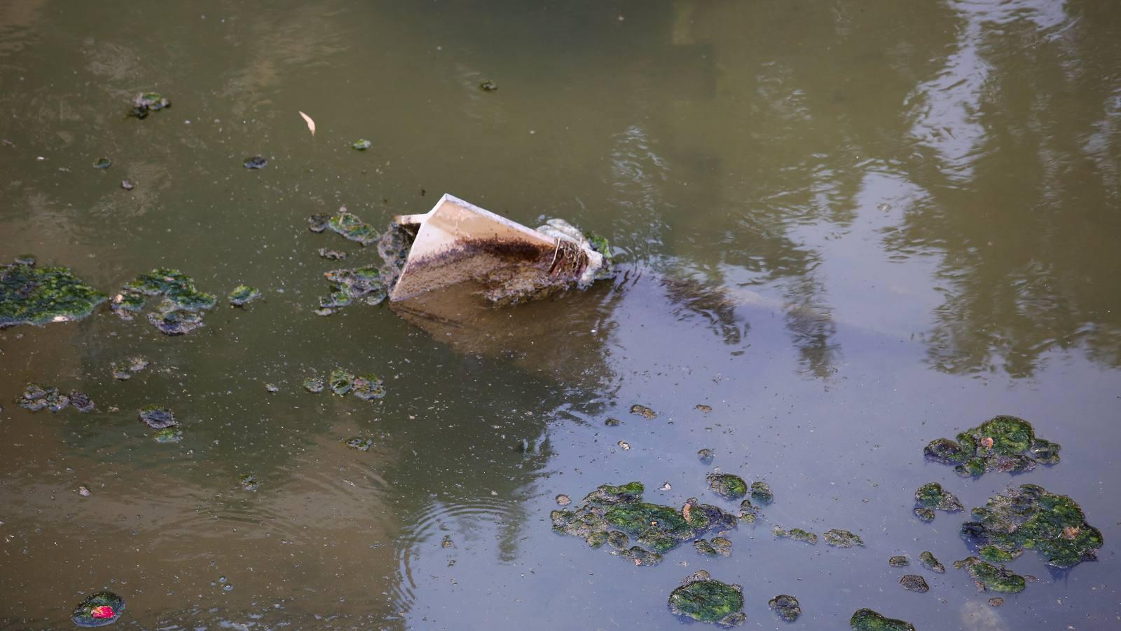 Un río de mosquitos y suciedad en Granada