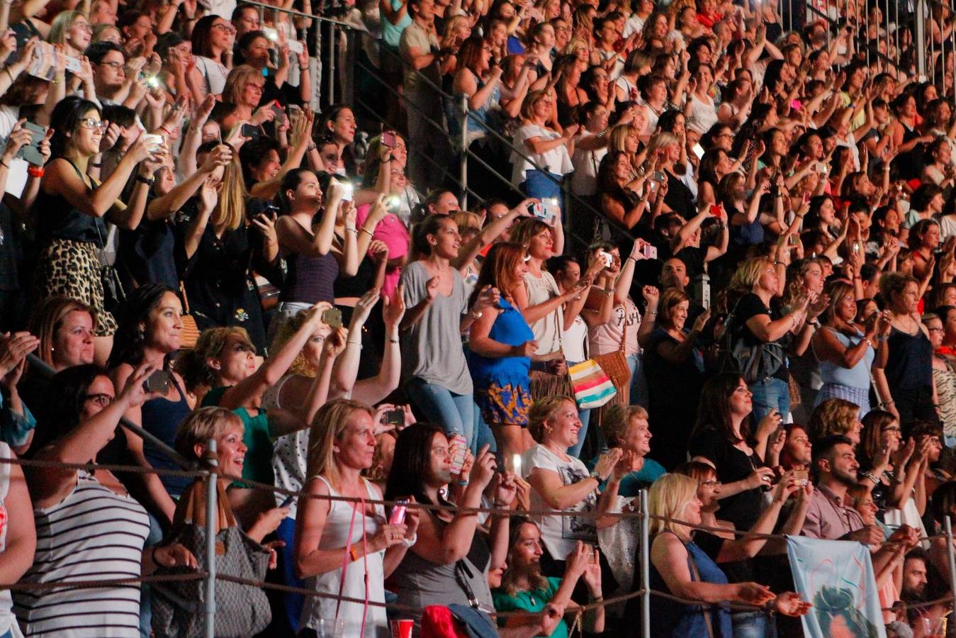 El mejor ambiente en el concierto de Ricky Martin en Granada