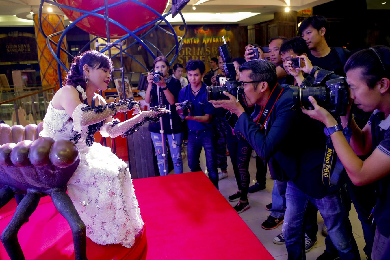 Así bate el Récord Guiness de permanecer más tiempo con un escorpión en su boca