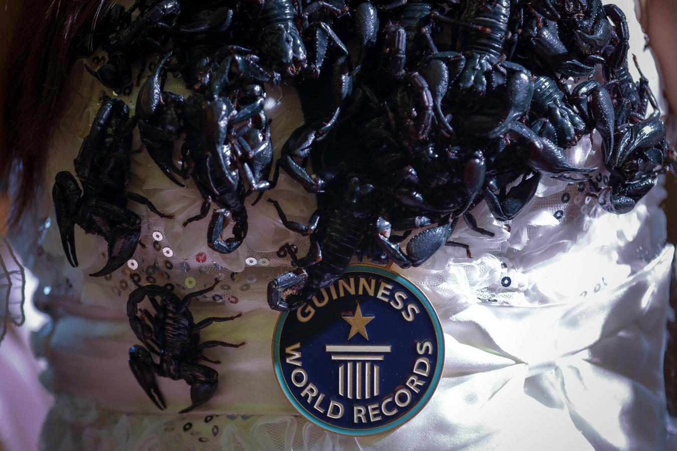 Así bate el Récord Guiness de permanecer más tiempo con un escorpión en su boca