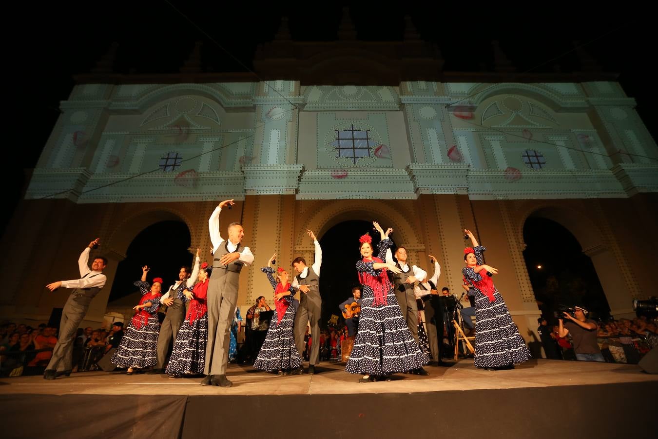 Brilla de noche más que el sol