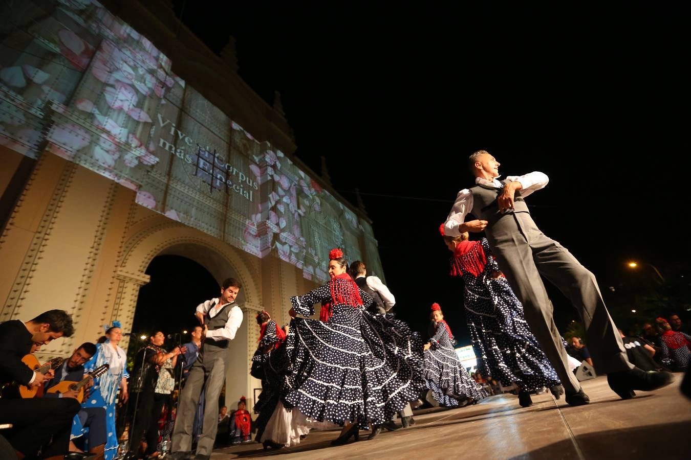 Brilla de noche más que el sol