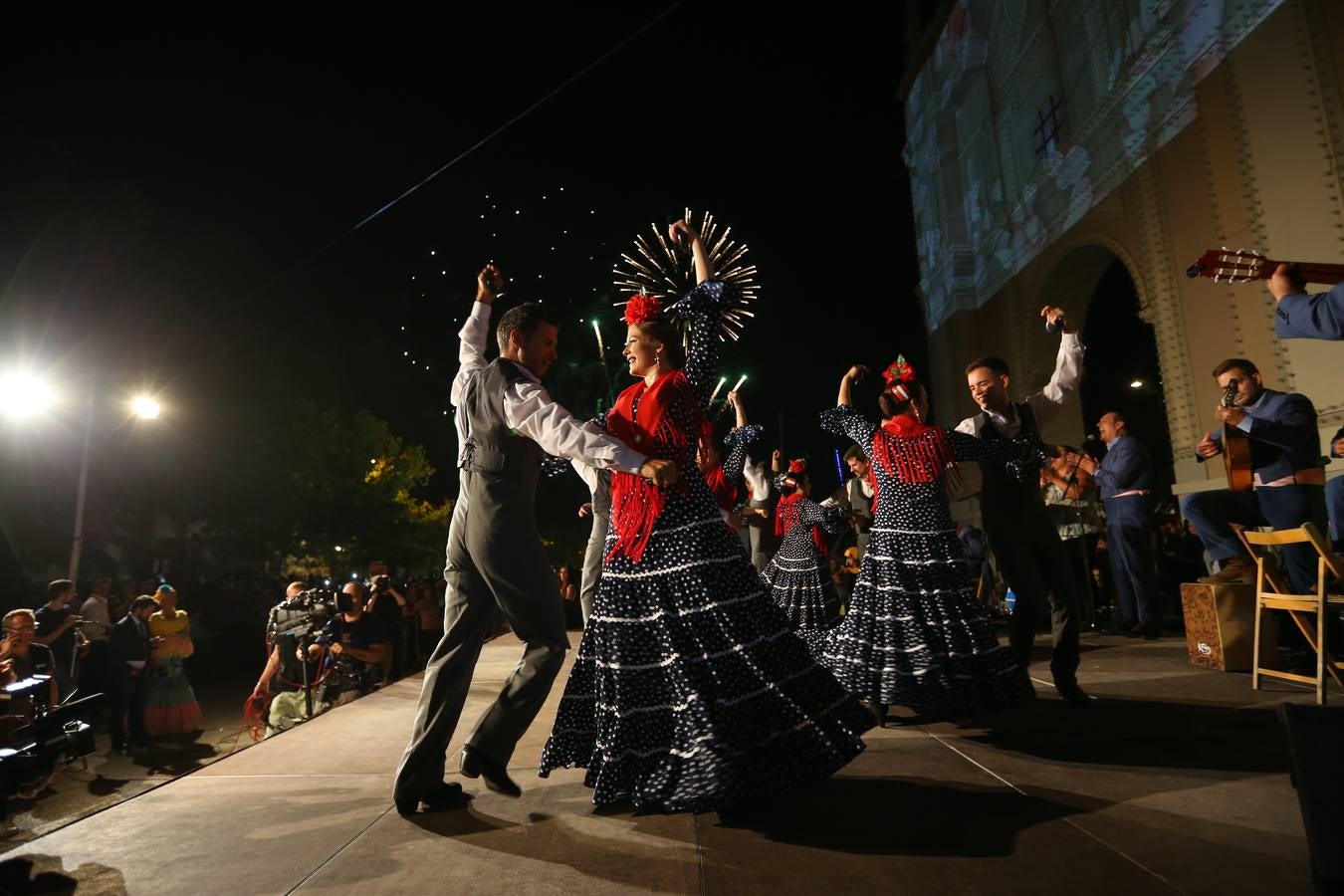 Brilla de noche más que el sol