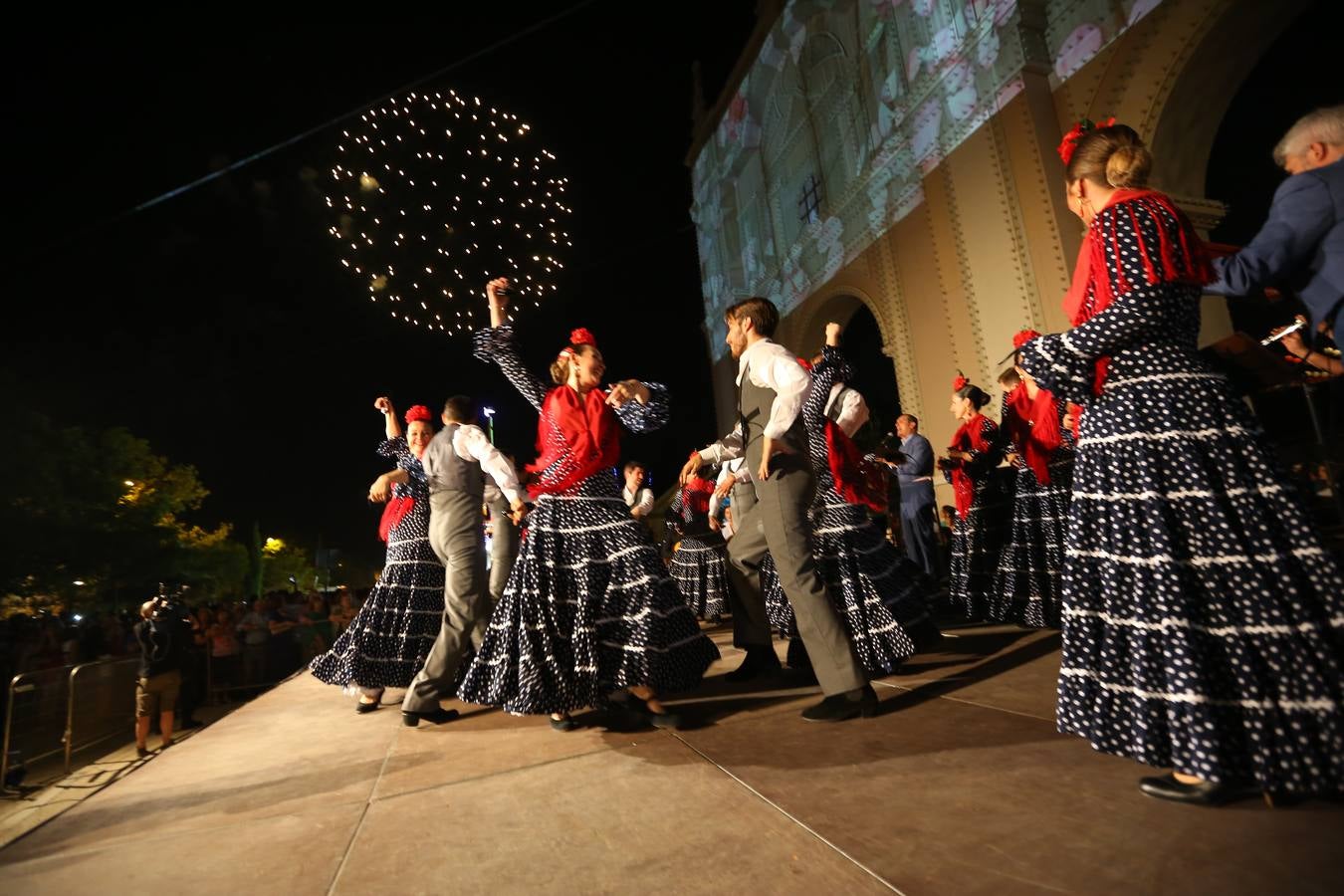 Brilla de noche más que el sol