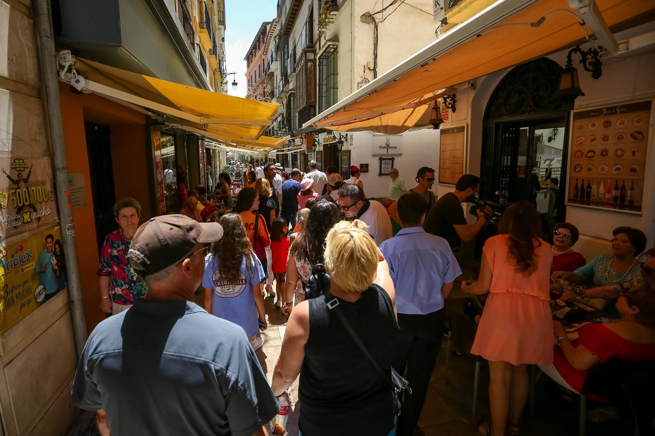 Ambiente en el centro de Granada durante el jueves de Corpus