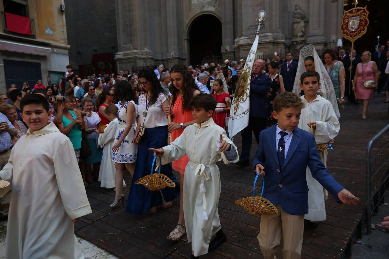 La procesión marca el día grande del Corpus (II)