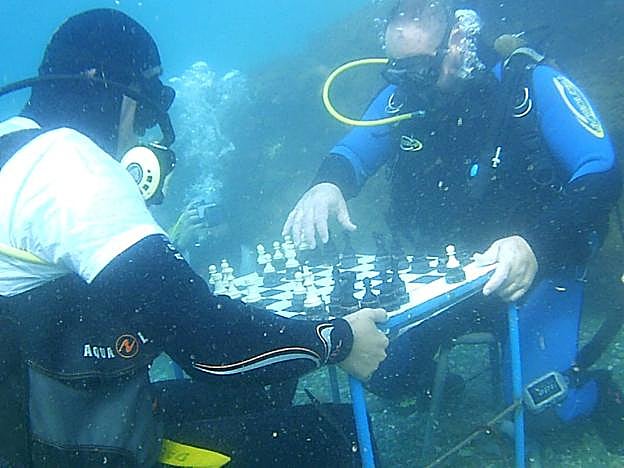 Jorge Fernández Montoro (i) y Raúl Salguero (d), durante la singular partida submarina en Carchuna. 