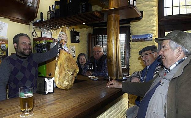 Entre jamones, caldos y raciones