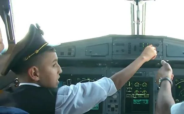 Suspenden a dos pilotos por ceder los mandos a un niño en pleno vuelo comercial en Algeria