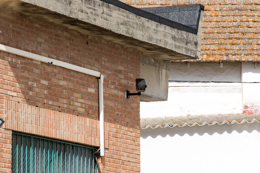 Los vecinos de la localidad malagueña siguen sin creer el caso de la pequeña tras conocer que una cámara de seguridad registró a la niña caminando sola sobre las vías del tren.