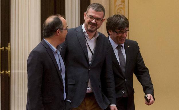 Carles Puigdemont junto al director general de Comunicación de la Generalitat, Jaume Clotet.