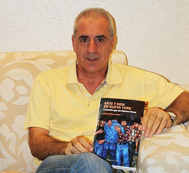 José Luis Plaza Chillón, junto a su libro Arte y sida en Nueva York. La pasión gay de Delmas Howe. 