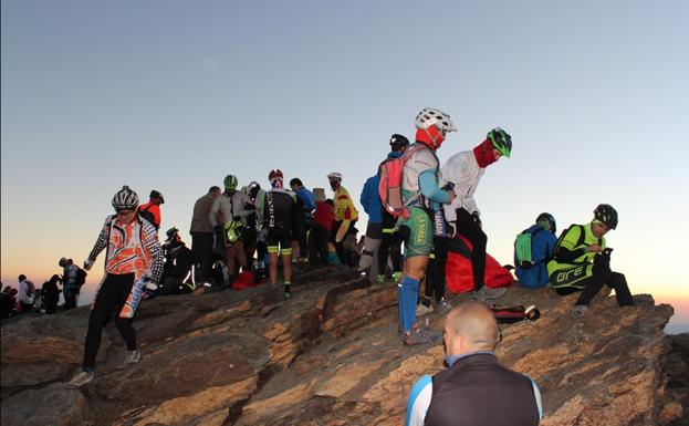 Más de un centenar de ciclistas amanecen en el Veleta tras la subida nocturna en mountain bike desde Granada