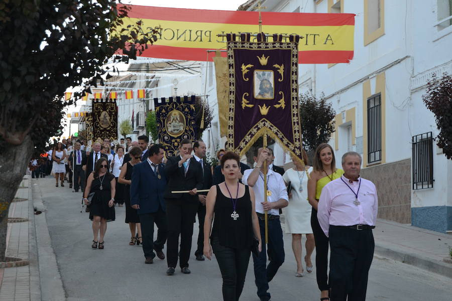 Al solemne acto celebrado el miércoles asistieron una decena de Hermandades, párrocos y representantes políticos de la Comarca de Alhama y numeroso público. Además del bastón de mando impuesto por la alcaldesa de Arenas, Francisca García, la Guardia Civil y Protección Civil le impusieron las medallas al mérito civil, con la colaboración de la vestidora de la Virgen, Nuni Torres.